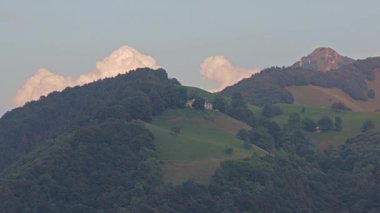 İtalya ile İsviçre arasında Cerano d 'Avivi' deki Sasso Gordona dağlarının manzarası.
