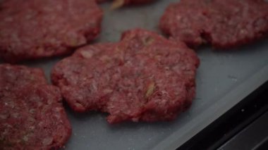 Hazırlanmaya hazır taze sığır etinin yakın plan görüntüleri.