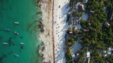 Güneşli bir günde güzel, temiz bir okyanusun ve kumlu bir plajın havadan manzarası.