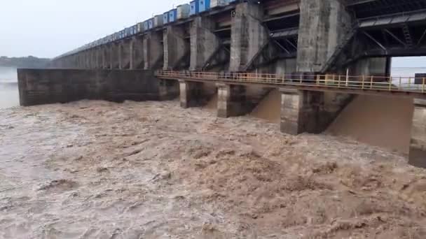 暴雨时的堤坝水暴雨时的堤坝水 — 图库视频影像