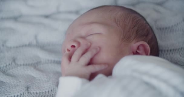 Metraje Lindo Bebé Recién Nacido Acostado Una Cama — Vídeos de Stock