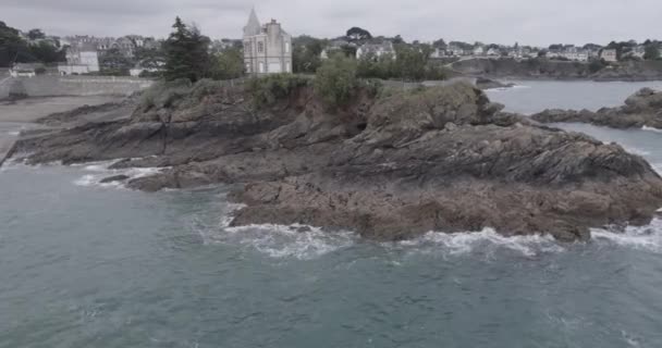 Eine Drohnenaufnahme Eines Welligen Bretagne Bretonischen Ozeanwassers Und Eines Swimmingpools — Stockvideo