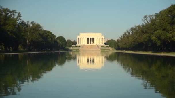 Tiro Aéreo Lincoln Memorial Cercado Por Água Árvores Durante Nascer — Vídeo de Stock