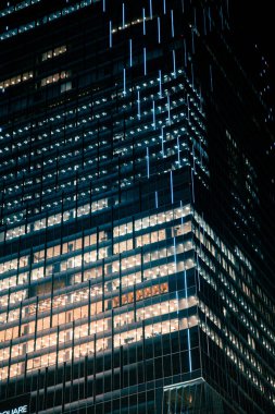 Geceleri Shibuya, Tokyo ve Japonya 'da modern mimarinin dikey bir görüntüsü.