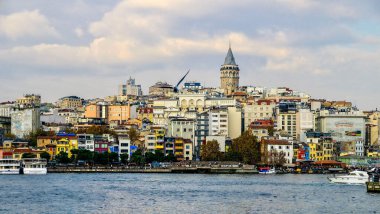 İstanbul 'un havadan manzarası, Galata kulesi suyla çevrili.