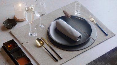 Restoran masasında yakın plan bir tabak ve gözlük.