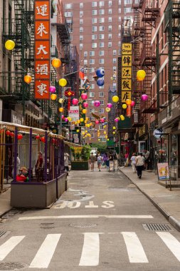 Bir bahar sabahı New York 'un Çin Mahallesi' nde bir sokak