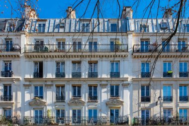 Paris, tipik cephe ve pencereler, güzel bir bina, eski çinko çatıları var.