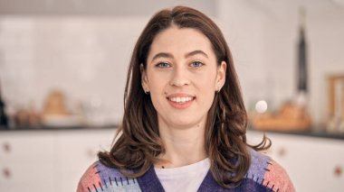 Ukrayna 'da bir mutfakta beyaz bir kadının portresi.