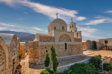 Yunanistan 'ın Anafi kentindeki Zoodochos Pigi geleneksel ortodoks manastırı