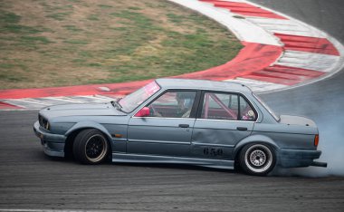 E30 yarışması sürüklenmeye hazır