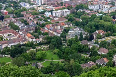 Almanya 'nın kayalık dağlarının ve ormanlarının ortasındaki güzel Freiburg şehrinin kuş bakışı görüntüsü.