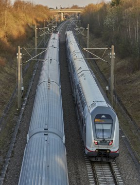 Stuttgart ve Mannheim, Baden-Wuerttemberg, Almanya arasındaki hızlı demiryolu geçiş yolundan geçen elektrikli yüksek hızlı tren.