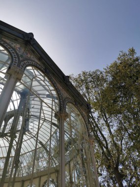 İspanya 'nın Madrid şehrinde, Parque del Retiro' da, gökyüzü arka planındaki bir binanın dikey görüntüsü.