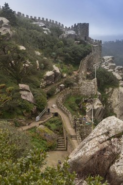 Yüksek kuleleri olan eski bir tarihi taş duvarın yakın çekimi.