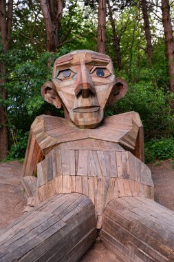 Thomas Dambo 'nun ağaç heykeli, dağın koruyucusu.