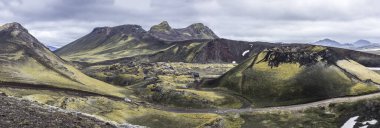 Landmannaugavegur Yazın İzlanda 'da yeşil tepeler