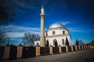 Mavi gökyüzünün altında güzel bir Juma Camii