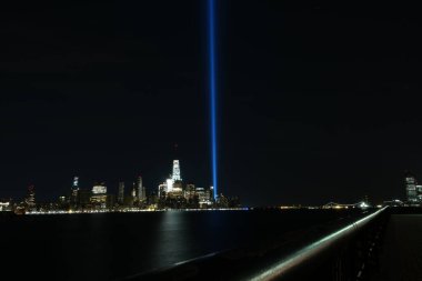 11 Eylül 'de New York şehrinin gökyüzü üzerindeki neon mavisi anıt ışığı