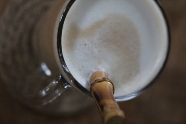 Bir fincan sıcak aromatik kahve.