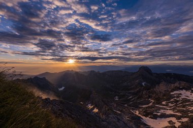 Dağlarda güneşin doğuşunun güzel manzarası