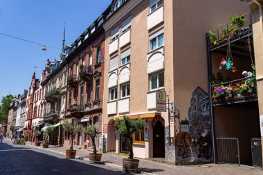 Almanya 'nın Freiburg şehrinde duvarın yanındaki şirin mağazaların üstündeki tipik tarihi binalar.