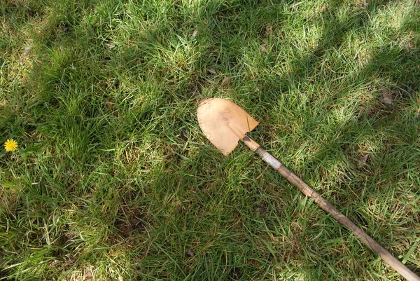 Une Pelle Dans Champ Ensoleillé — Photo