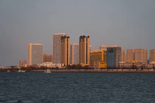 Gün Batımında Songhua Nehrinin Kıyısındaki Harbin Şehrinin Manzarası — Stok fotoğraf