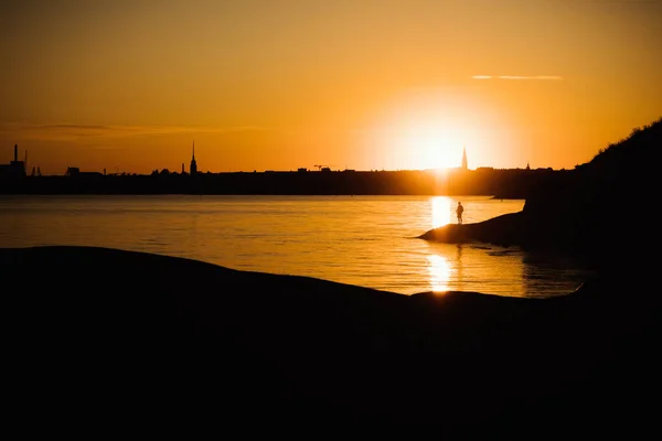 Fischer Während Des Sonnenuntergangs Einer Silhouette — Stockfoto