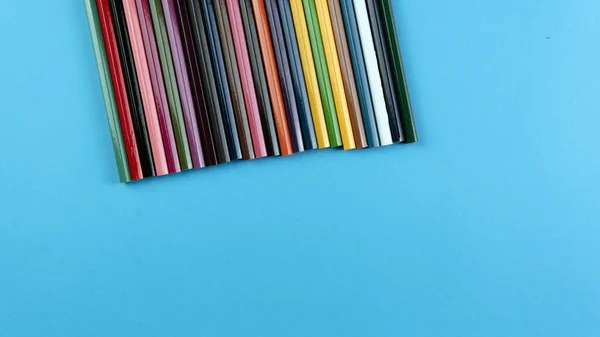 Ένα Μάτσο Χρωματιστά Μολύβια Μπλε Φόντο Επιλογή Εστίασης Στο Χρώμα — Φωτογραφία Αρχείου