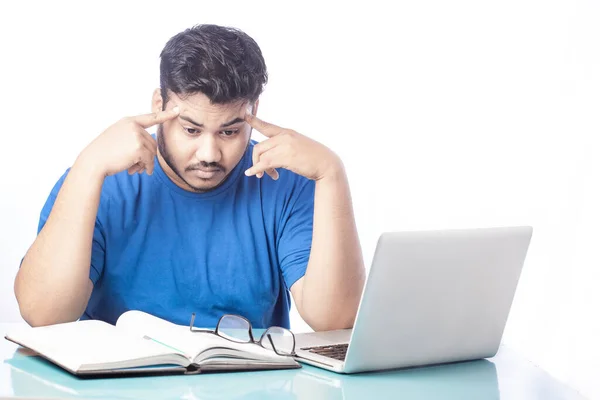 Hombre Que Tiene Dolor Cabeza Trabajando Ordenador Portátil — Foto de Stock