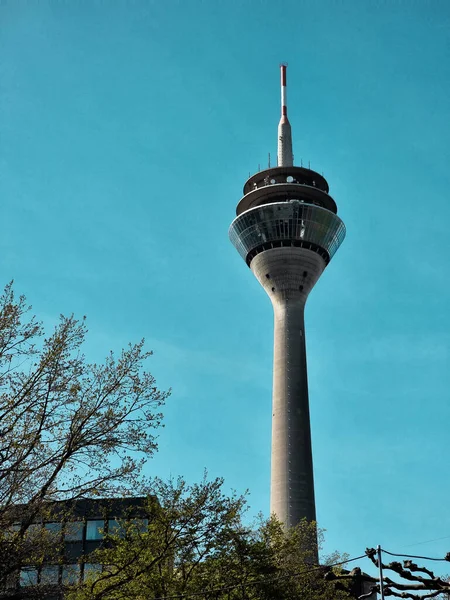 Plano Vertical Torre Del Rin Día Cielo Azul Con Árboles — Foto de Stock