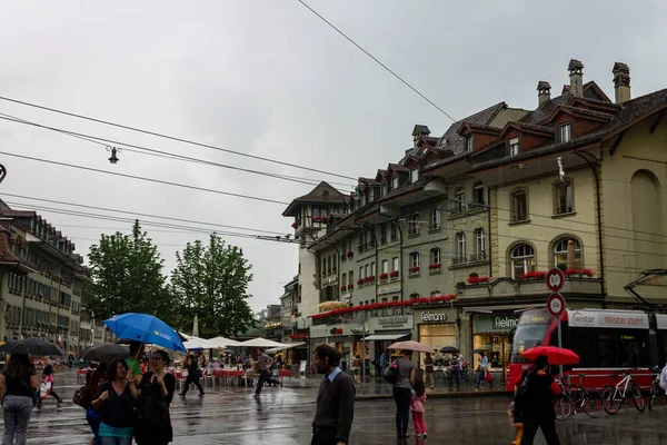 スイスのベルン中心部で雨の日に街の人々 — ストック写真