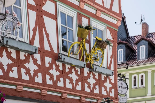 一辆挂在立面上的黄色自行车的特写 — 图库照片