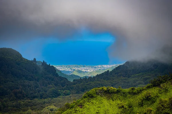 Dalen Och Öppningen Molnen Nära Manoafallen Oahu Hawaii — Stockfoto