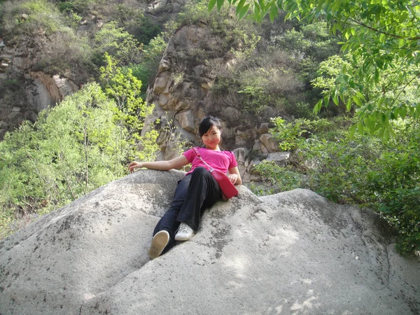少女Duijiu谷 の岩の上に横たわる — ストック写真