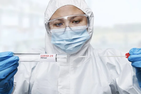 Trabajador Médico Con Traje Protector Sosteniendo Una Muestra Saliva Hisopo — Foto de Stock