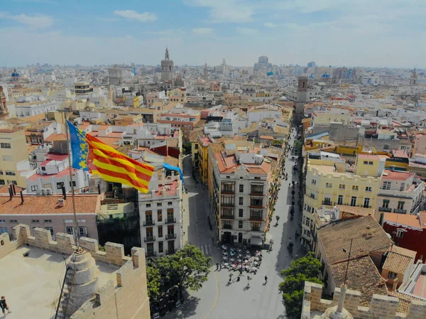 Krajobraz Miasta Lotniczego Katalonii Otoczony Budynkami Flagą Katalonii — Zdjęcie stockowe