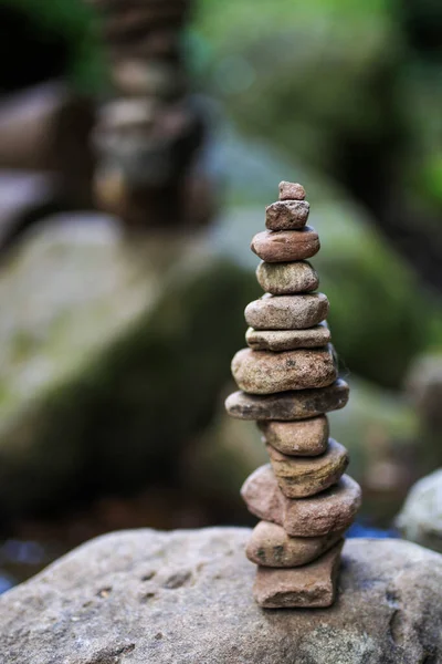 Zen Taşlarının Kayadaki Dikey Görüntüsü — Stok fotoğraf