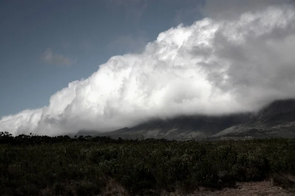 Een Schilderachtig Uitzicht Een Prachtig Landschap Met Witte Wolken Die — Stockfoto