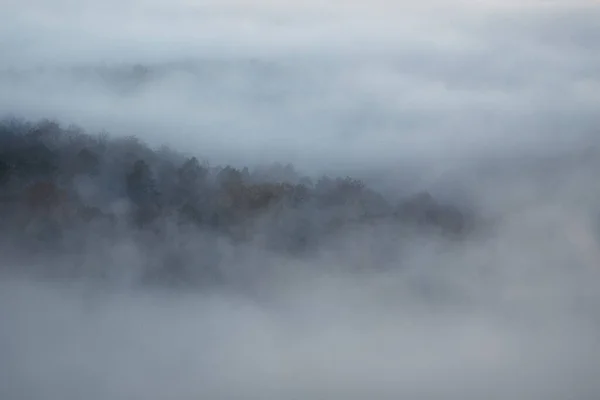 Uma Vista Panorâmica Das Montanhas Cobertas Nevoeiro — Fotografia de Stock