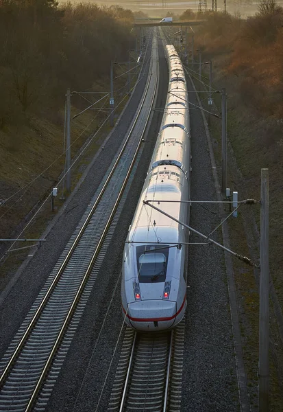 Elektrický Vysokorychlostní Vlak Projíždějící Rychlou Železniční Tranzitní Trasou Mezi Stuttgartem — Stock fotografie