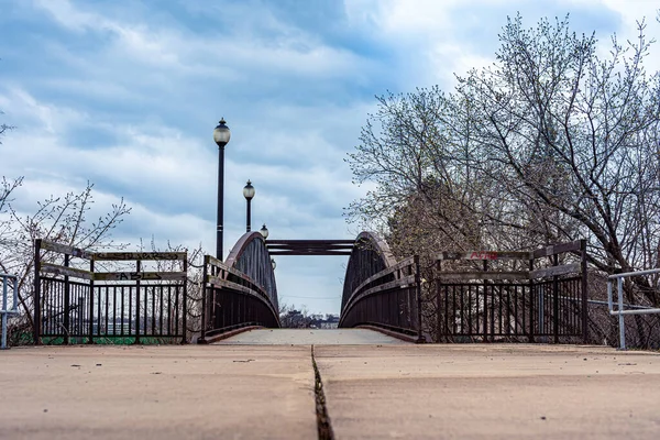 Eine Rostige Alte Eiserne Fußgängerbrücke Auf Den Bahngleisen — Stockfoto