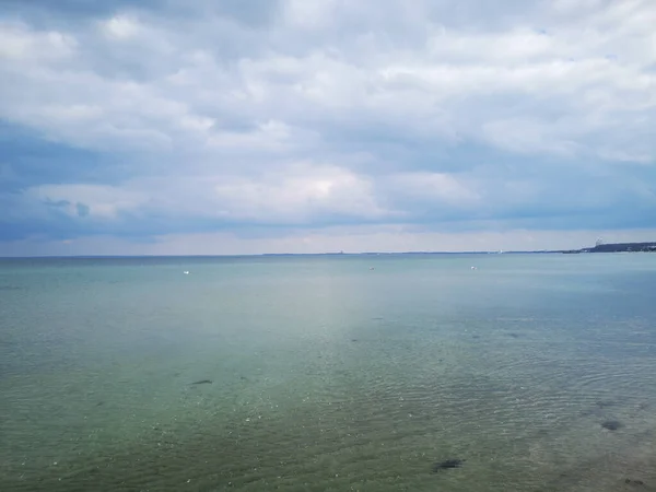 Bulutlu Bir Arkaplanı Olan Sakin Bir Denize Yakın Çekim — Stok fotoğraf