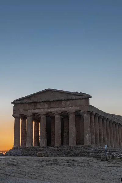 Pionowe Ujęcie Starożytnej Świątyni Wieloma Gigantycznymi Kolumnami — Zdjęcie stockowe