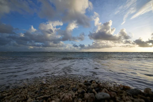 Een Betoverend Uitzicht Een Rotsachtige Kustlijn Met Prachtige Bewolkte Lucht — Stockfoto