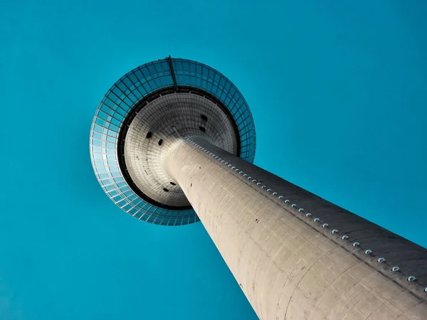 Eine Flache Aufnahme Des Rheinturms Mit Blauem Himmel Hintergrund — Stockfoto