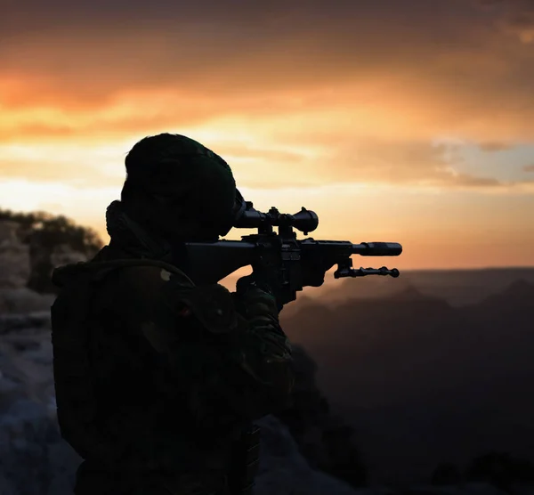 Silueta Soldado Militar Con Armas Atardecer —  Fotos de Stock