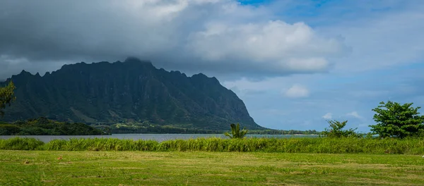 Kaneohe, Hawaii 'deki güzel dağların manzarası.