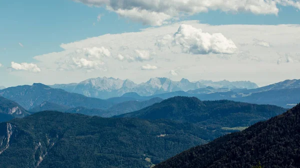 Uma Bela Paisagem Montanhas Fundo Céu Nublado — Fotografia de Stock